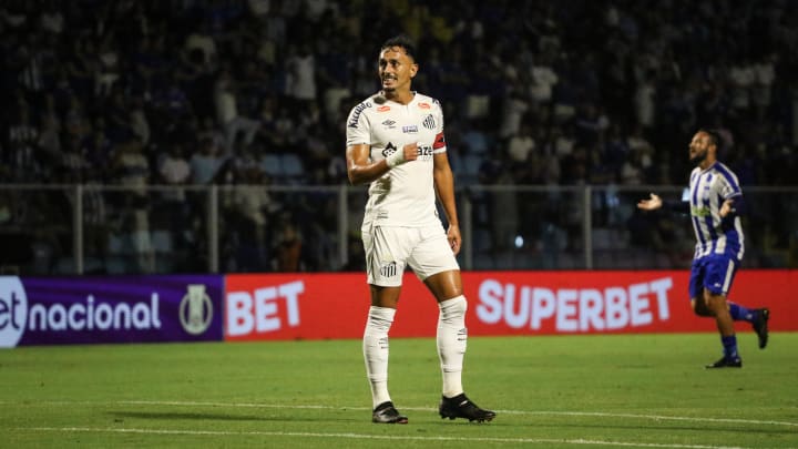 Santos luta para se manter no ponto mais alto da tabela da Série B.