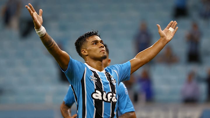 Arezo aguarda decisão do Grêmio para retornar ao Peñarol Arezo aguarda decisão do Grêmio para retornar ao Peñarol