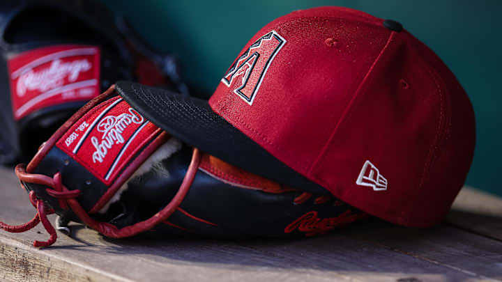 Jun 7, 2023; Washington, District of Columbia, USA; A general view of an Arizona Diamondbacks hat and Rawlings glove in the dugout during the fifth inning of the game against the Washington Nationals at Nationals Park. Mandatory Credit: Scott Taetsch-Imagn Images