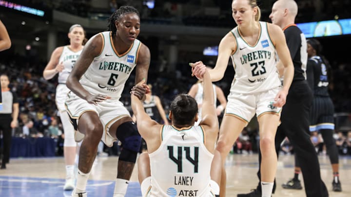 Womens National Basketball Association Playoffs Game 1 - Chicago Sky v New York Liberty Betnijah Laney (44 New York Liberty) is helped up by teammates during the WNBA, Basketball Damen, USA playoffs game 1 between the Chicago Sky and New York Liberty on Wednesday August 17, 2022 at Wintrust Arena, Chicago, USA.  