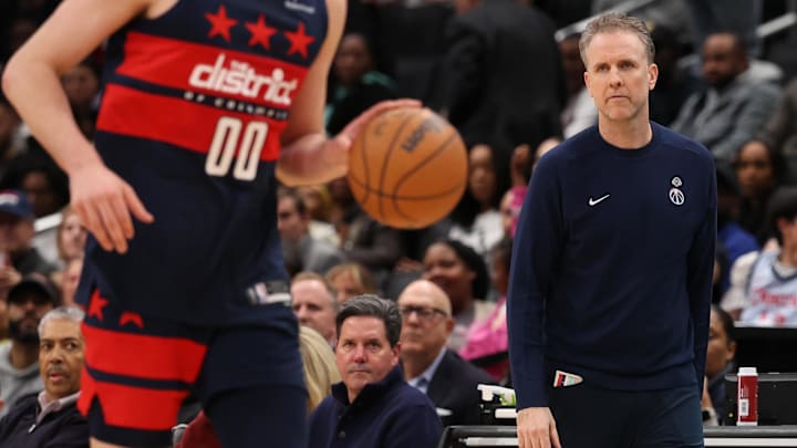 Apr 2, 2025; Washington, District of Columbia, USA; Washington Wizards head coach Brian Keefe (R) looks on from the bench against the Sacramento Kings in the second half at Capital One Arena. Mandatory Credit: Geoff Burke-Imagn Images Apr 2, 2025; Washington, District of Columbia, USA; Washington Wizards head coach Brian Keefe (R) looks on from the bench against the Sacramento Kings in the second half at Capital One Arena. Mandatory Credit: Geoff Burke-Imagn Images