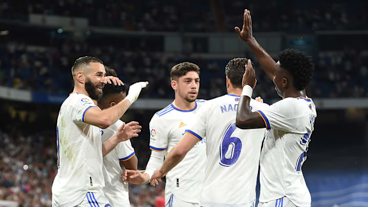 Karim Benzema celebrando un gol con Vinicius Junior