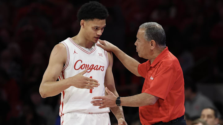 Houston Cougars head coach Kelvin Sampson talks to guard Isiah Harwell in the second half against the UCF Knights at Fertitta Center. 