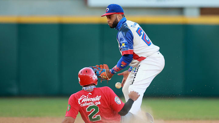 Robinson Canó está jugando con Estrellas Orientales 