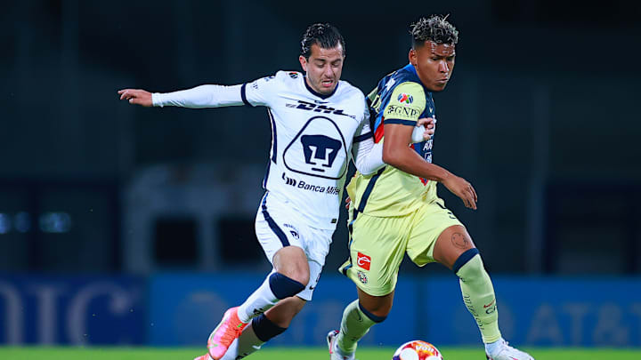 Roger Martínez y Alan Mozo en la pelea de un balón.