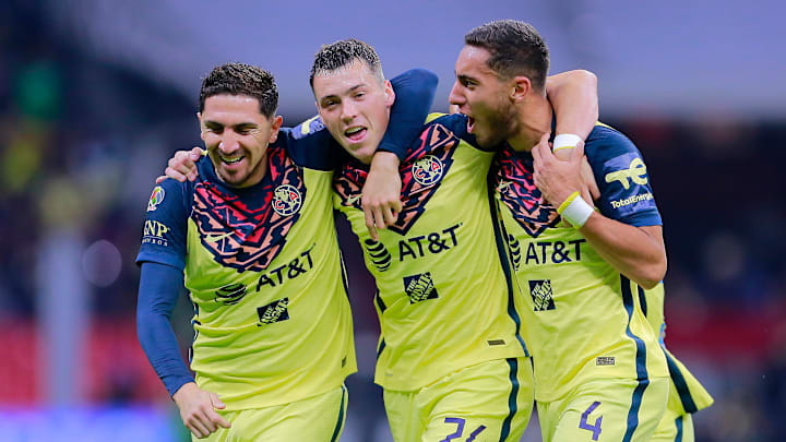 Jugadores del América celebran un gol ante FC Juárez.