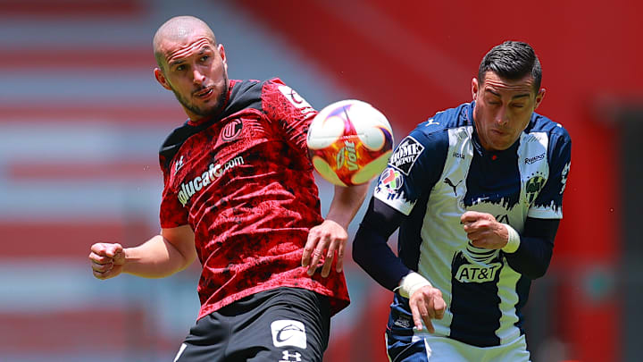 Torres Nilo y Funes Mori en la pelea de un balón.