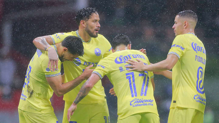 Jugadores del América celebran un gol.