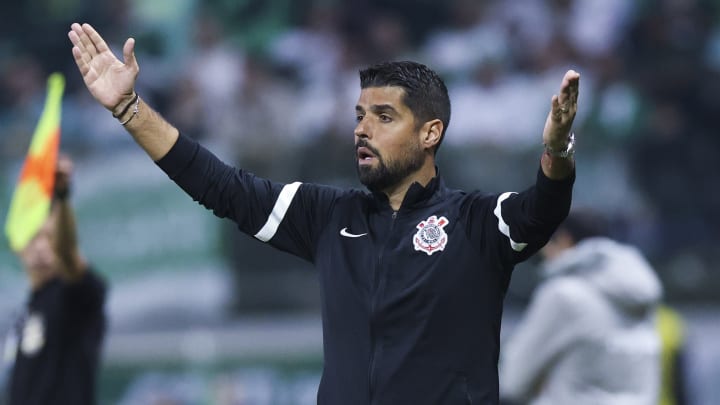 António Oliveira foi demitido pelo Corinthians na semana passada