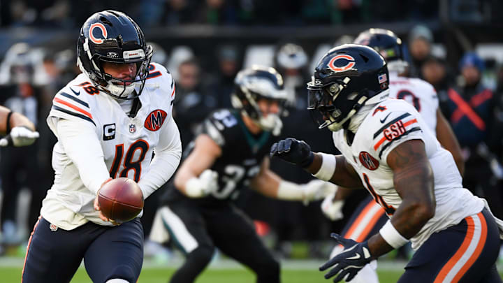 Nov 28, 2025; Philadelphia, Pennsylvania, USA; Chicago Bears quarterback Caleb Williams (18) hands the ball to running back D'Andre Swift (4) during the first quarter of the game at Lincoln Financial Field. Mandatory Credit: Eric Hartline-Imagn Images