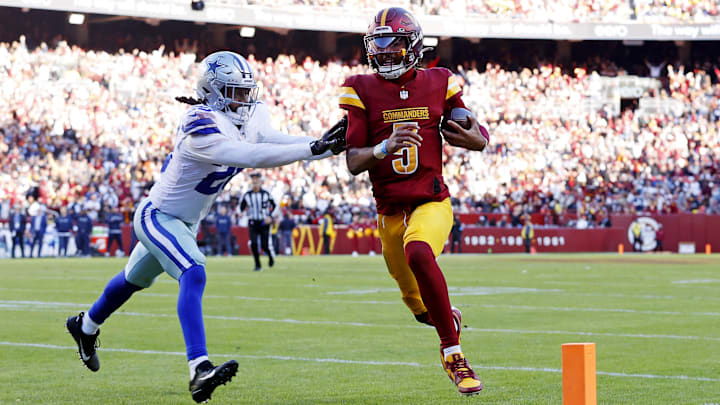 Washington Commanders quarterback Jayden Daniels (5) runs for a touchdown against Dallas Cowboys safety Malik Hooker (28) 