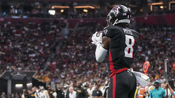 Sep 8, 2024; Atlanta, Georgia, USA; Atlanta Falcons tight end Kyle Pitts (8) catches a touchdown pass against the Pittsburgh Steelers during the first half at Mercedes-Benz Stadium. Mandatory Credit: Dale Zanine-Imagn Images
