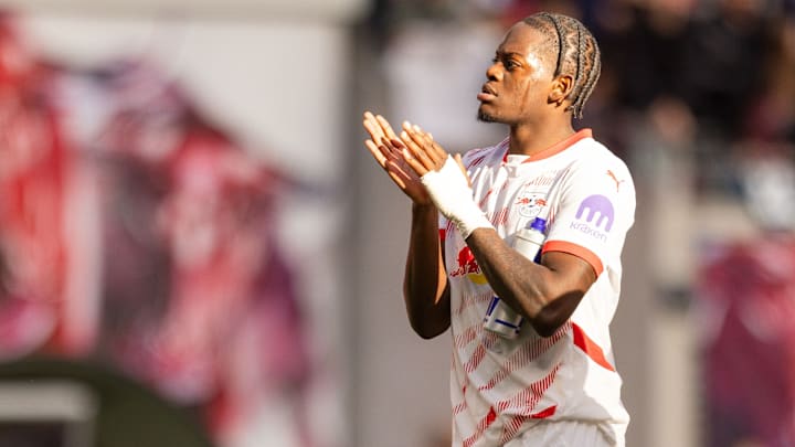 Castello Lukeba im Leipzig-Trikot. Das Dress wird wohl auch in der kommenden Saison tragen Castello Lukeba im Leipzig-Trikot. Das Dress wird wohl auch in der kommenden Saison tragen