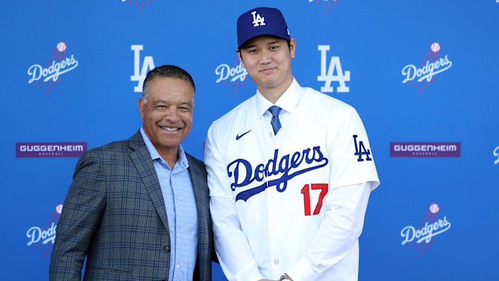 Dave Roberts, el manager de los Dodgers de Los Angeles, y Shohei Ohtani