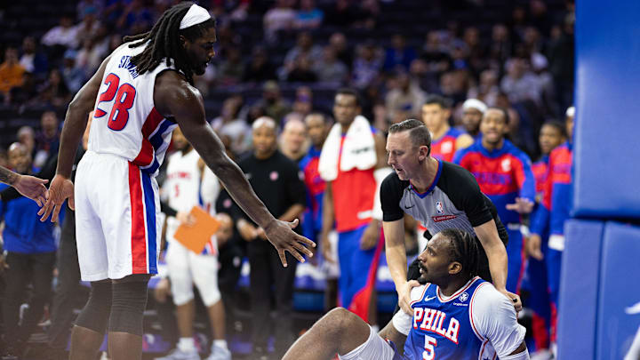 Oct 30, 2024; Philadelphia, Pennsylvania, USA; Detroit Pistons center Isaiah Stewart (28) extends his hand to Philadelphia 76ers center Andre Drummond (5): Bill Streicher-Imagn Images