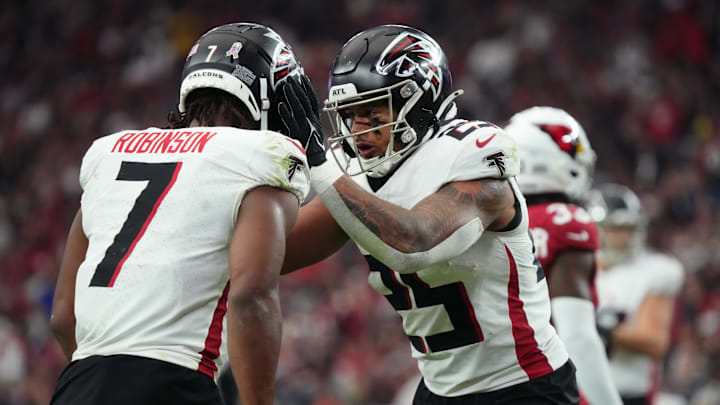 The Atlanta Falcons are still figuring out the snap count between running backs Bijan Robinson (7) and Tyler Allgeier (25). The Atlanta Falcons are still figuring out the snap count between running backs Bijan Robinson (7) and Tyler Allgeier (25).
