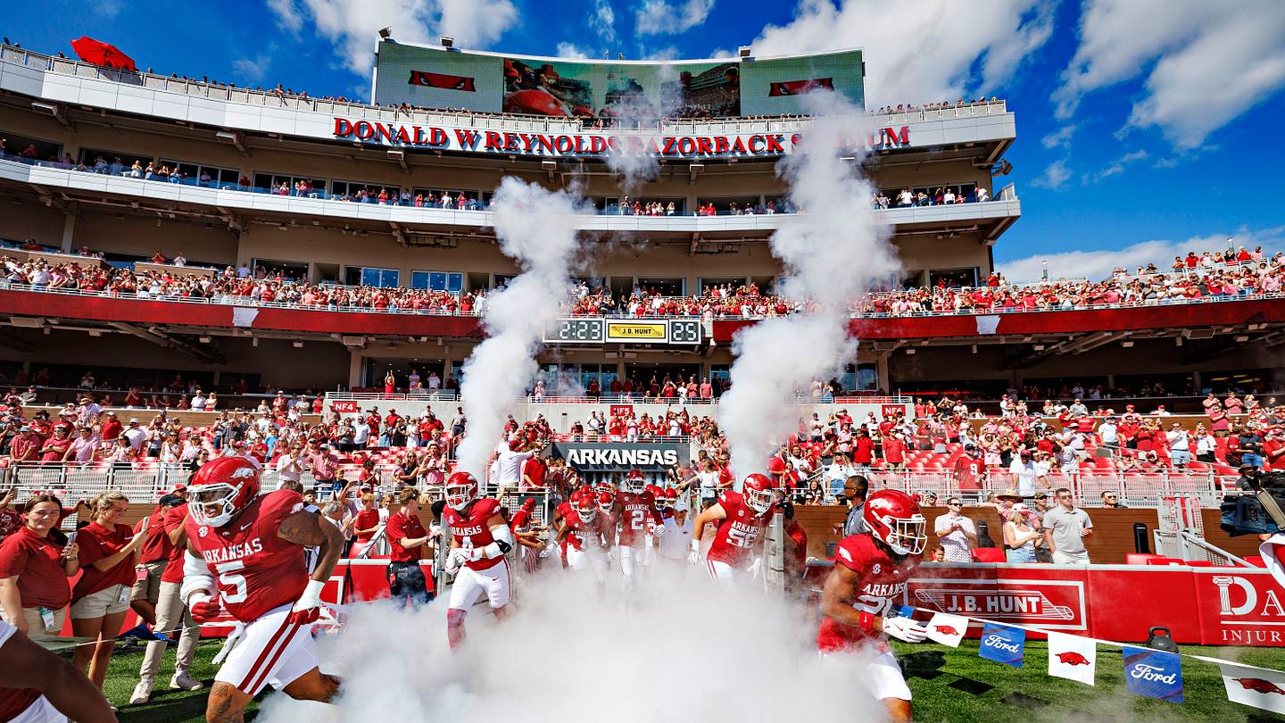 How to watch/listen to Arkansas football vs Tennessee