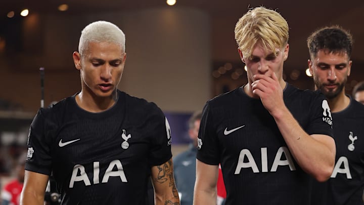 Lucas Bergvall (R) is being asked to play a role which doesn't suit him. 
