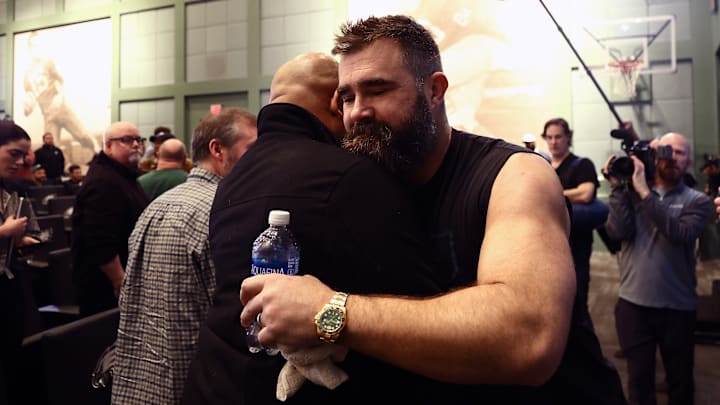 Jason Kelce conmocionado tras anunciar su retiro de la NFL ante los medios