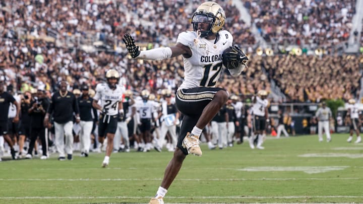 Travis Hunter's special surprise gift from fiance Leanna Lenee shined through in his Heisman pose moment