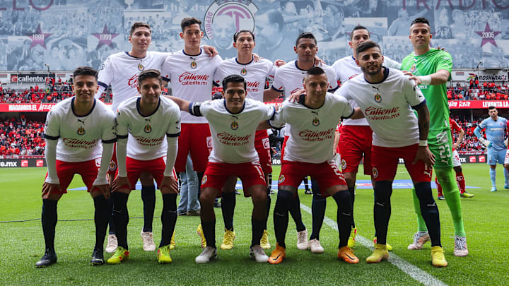 Jugadores de Chivas previo a un partido ante Toluca.