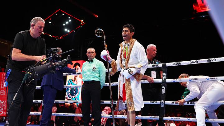 Rey Vargas entra al ring antes de la pelea por el título mundial de peso pluma del CMB ante Nick Ball Rey Vargas entra al ring antes de la pelea por el título mundial de peso pluma del CMB ante Nick Ball
