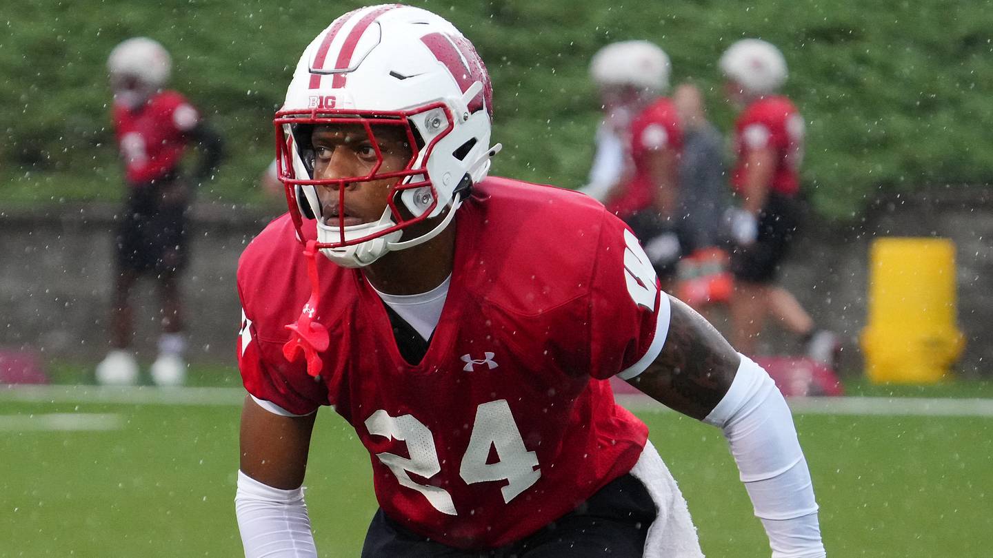 Jai’mier Scott, corner del Wisconsin, intercetta durante un allenamento autunnale