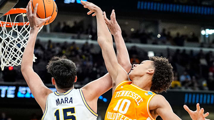 Michigan center Aday Mara (15) dunks against Tennessee forward Nate Ament (10) during the first half of NCAA Tournament Elite 8 round at United Center in Chicago on Sunday, March 29, 2026.
