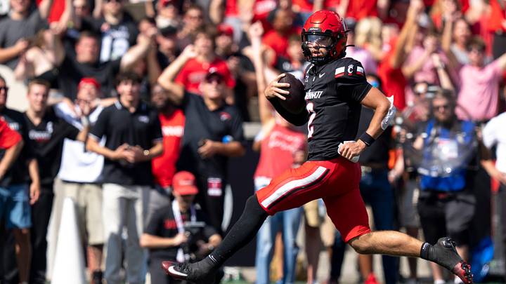 Cincinnati Bearcats quarterback Brendan Sorsby (2) scores a touchdown in the second quarter.