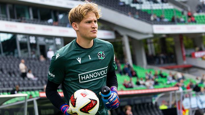 Hofft nach dem Trainerwechsel bei Hannover 96 auf seine Rückkehr zwischen die Pfosten: Pascal Loretz Hofft nach dem Trainerwechsel bei Hannover 96 auf seine Rückkehr zwischen die Pfosten: Pascal Loretz