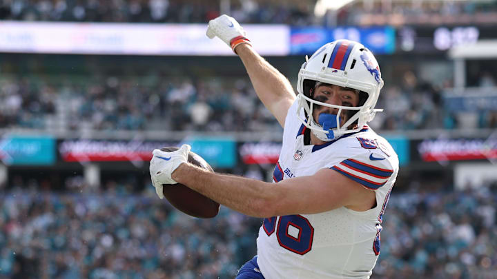 Jan 11, 2026; Jacksonville, FL, USA; Buffalo Bills tight end Dalton Kincaid (86) scores a touchdown during the second half against the Jacksonville Jaguars in an AFC Wild Card Round game at EverBank Stadium. 