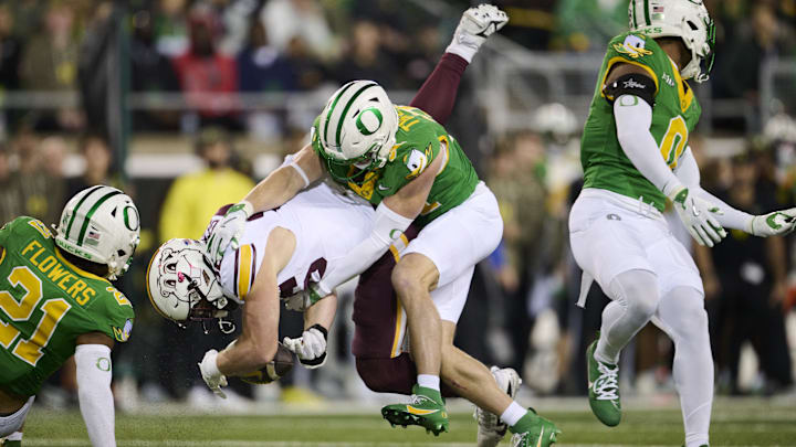 Nov 14, 2025; Eugene, Oregon, USA; Minnesota Golden Gophers tight end Jameson Geers (86) loses control of the ball during the first half against Oregon Ducks defensive back Dillon Thieneman (31) at Autzen Stadium. Mandatory Credit: Troy Wayrynen-Imagn Images