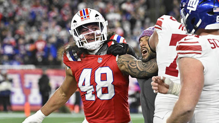 New England Patriots linebacker Jahlani Tavai (48) and New York Giants guard Jon Runyan. New England Patriots linebacker Jahlani Tavai (48) and New York Giants guard Jon Runyan.