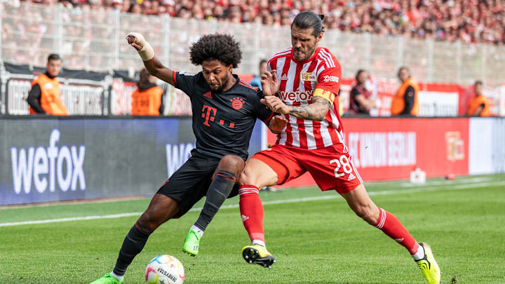 Serge Gnabry und Christopher Trimmel im Kampf um den Ball.