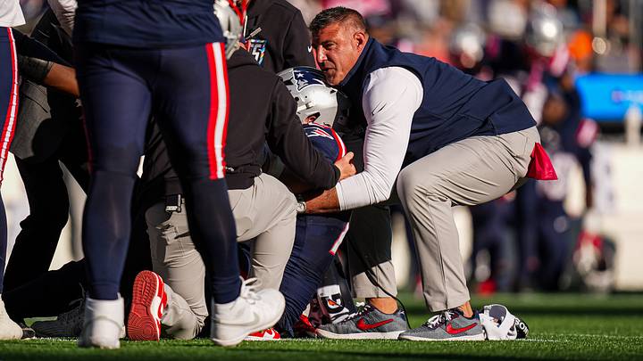 Oct 18, 2026; Foxborough, Massachusetts, USA; New England Patriots head coach Mike Vrabel on the field after center Ben Brown (77) is injured after a play against the New York Jets in the second half at Gillette Stadium. Mandatory Credit: David Butler II-Imagn Images Oct 18, 2026; Foxborough, Massachusetts, USA; New England Patriots head coach Mike Vrabel on the field after center Ben Brown (77) is injured after a play against the New York Jets in the second half at Gillette Stadium. Mandatory Credit: David Butler II-Imagn Images