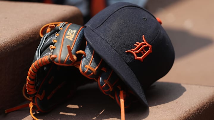 A Detroit Tigers hat and glove