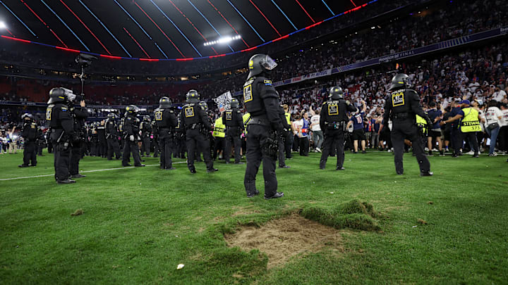 Der Rasen in der Münchner Allianz Arena hat sichtlich gelitten
