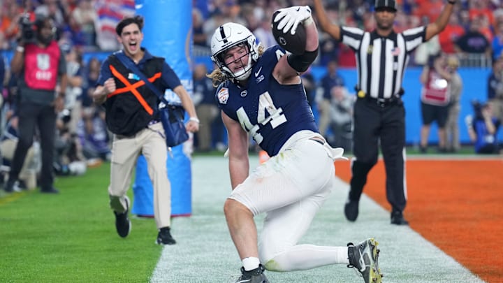 Dec 31, 2024; Glendale, AZ, USA; Penn State Nittany Lions tight end Tyler Warren (44) makes a touchdown catch against the Boise State Broncos during the second half in the Fiesta Bowl at State Farm Stadium. Mandatory Credit: Joe Camporeale-Imagn Images