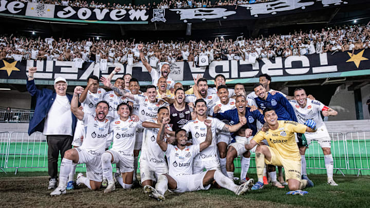 Time do Santos celebrando o retorno à Série A