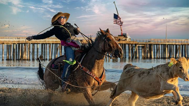 Breakaway roper Taylor Munsell won the BreakaWave Rodeo competition last weekend, which was held on Avila Beach in California.