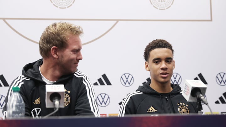 Julian Nagelsmann und Jamal Musiala auf der DFB-Pressekonferenz