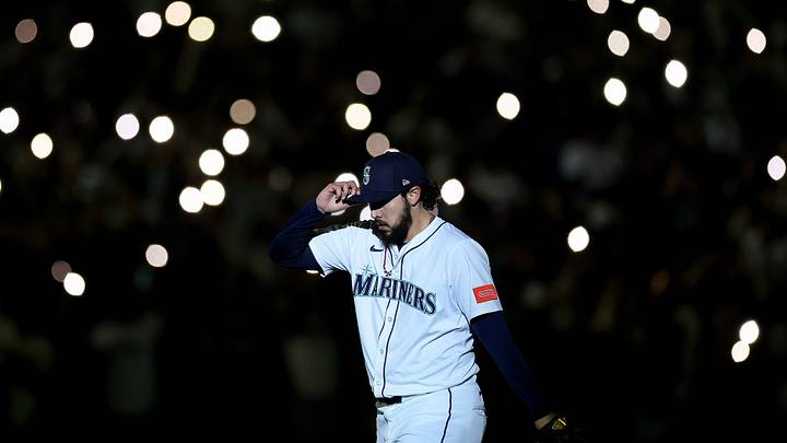 Mientras se recuperaba de una cirugía Tommy John, Muñoz firmó una extensión de contrato de 4 años y $7.5 millones de dólares Mientras se recuperaba de una cirugía Tommy John, Muñoz firmó una extensión de contrato de 4 años y $7.5 millones de dólares