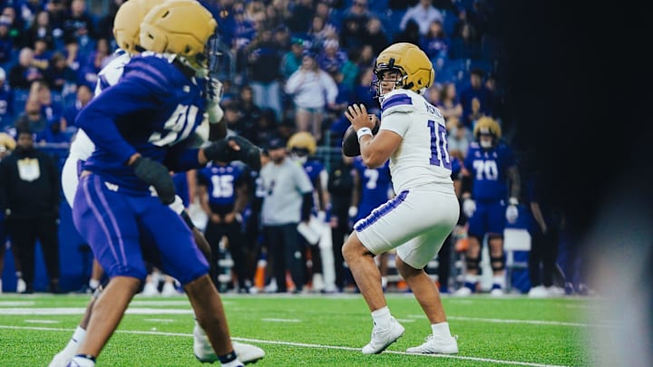 Kini McMillan looks for a target in the Spring Game.