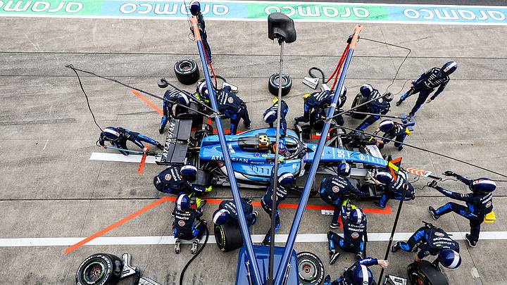 El monoplaza del piloto español Carlos Sainz en los pits. El monoplaza del piloto español Carlos Sainz en los pits.