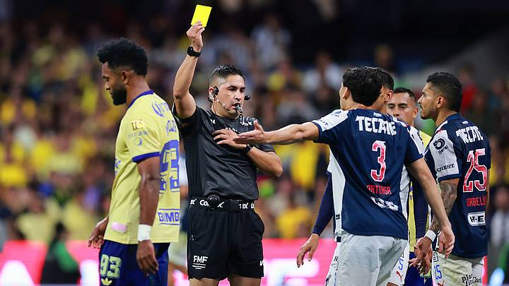 Miguel Ángel Borja recibe la tarjeta amarilla por parte del central Óscar Mejía en el duelo entre las Águilas del América y Rayados de Monterrey