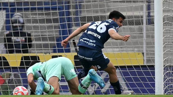 Alan Bautista aprovechó un grave error de Rodrigo Parra en el Pumas-Pachuca.