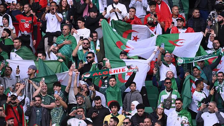 Los aficionados argelinos fueron bien recibidos por los marroquíes. Los aficionados argelinos fueron bien recibidos por los marroquíes.