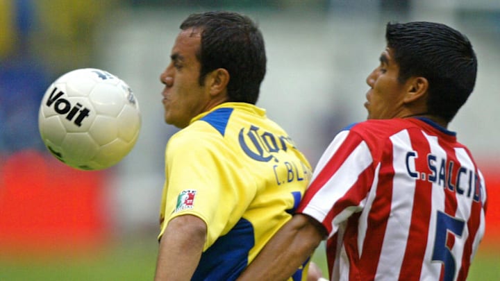 Cuauhtemoc Blanco (I) de America, disput