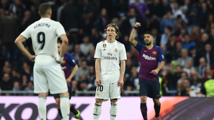 Spielten mehrere Clásicos gegeneinander: Karim Benzema (li.) und Luis Suárez (re.) In der Mitte Modric