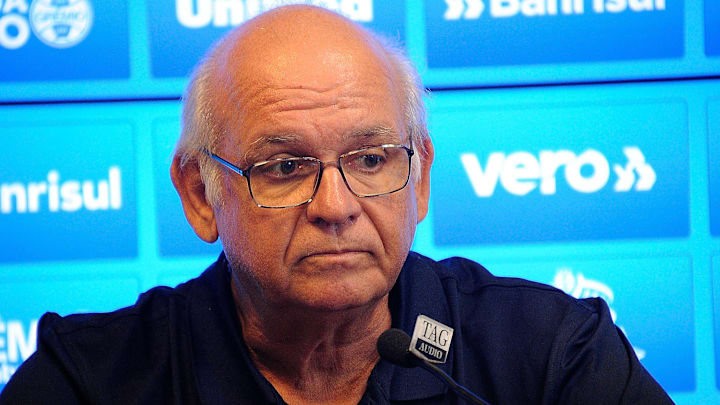 Romildo Bolzan, presidente do Grêmio, fala sobre boa relação com o Corinthians. Cartola diz que manifestações da Fiel são legítimas. 